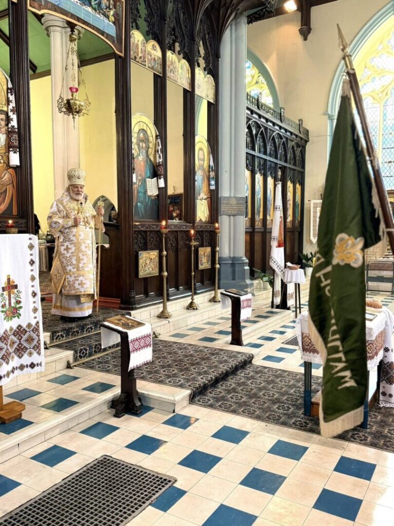 Пластуни Ноттінґгама вітали о. Давида 20 річницею священничого служіння