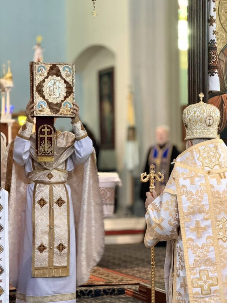 Пластуни Ноттінґгама вітали о. Давида 20 річницею священничого служіння