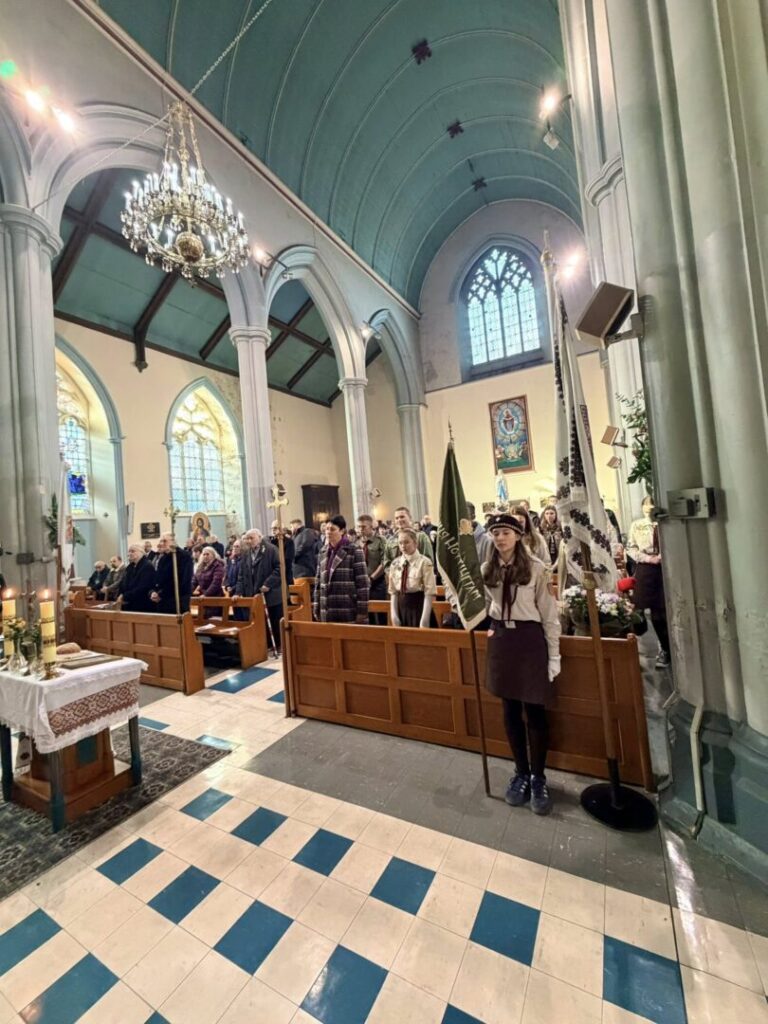 Пластуни Ноттінґгама вітали о. Давида 20 річницею священничого служіння