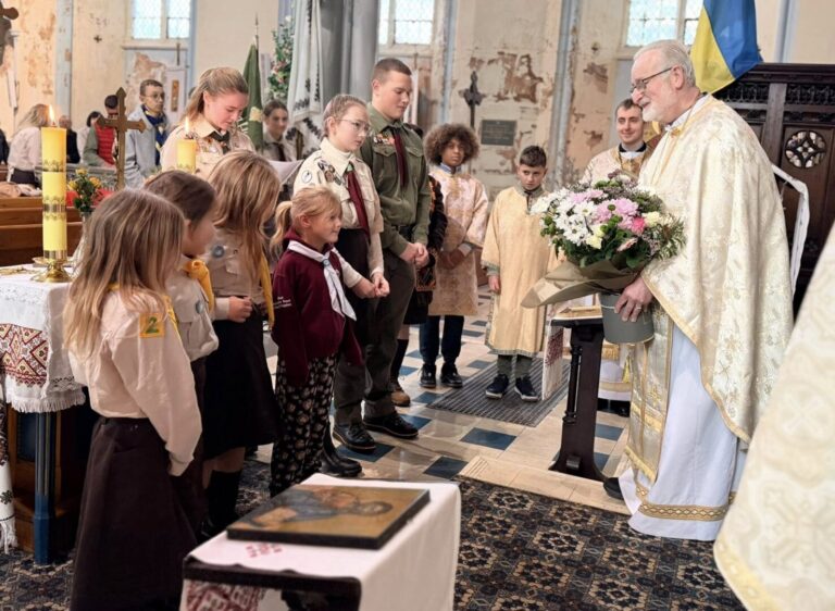 Пластуни Ноттінґгама вітали о. Давида 20 річницею священничого служіння