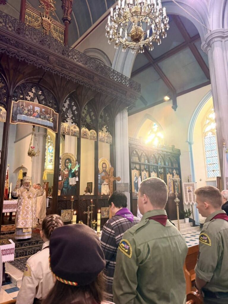 Пластуни Ноттінґгама вітали о. Давида 20 річницею священничого служіння