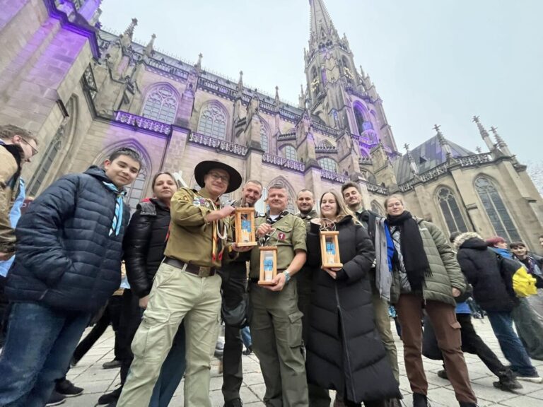 У Лінці делегація Українського Пласту отримала Вифлеємський Вогонь Миру