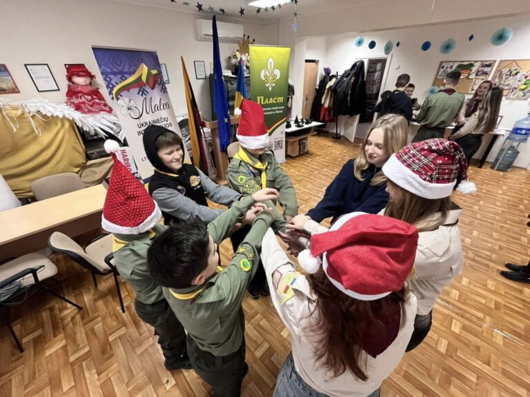 На сходини пластового новацтва в Шяуляй прилетіла Сніжинка Добра