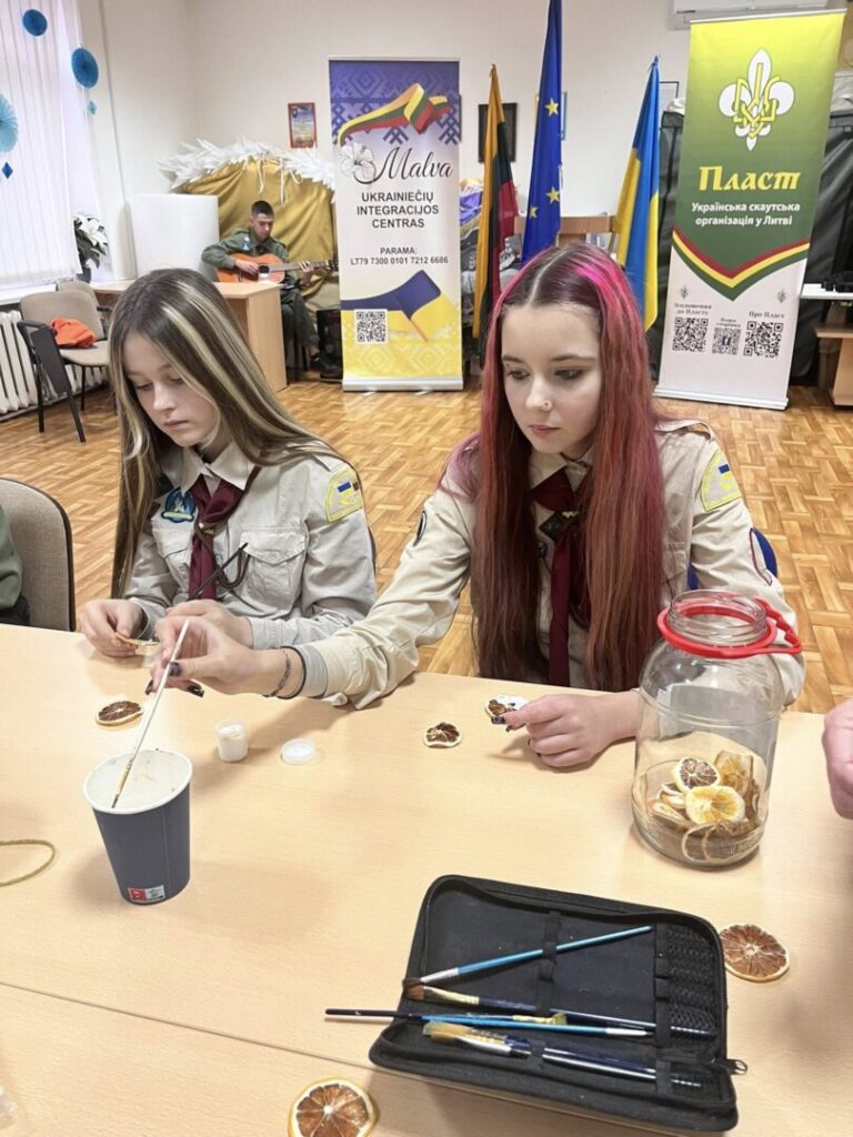 На сходини пластового новацтва в Шяуляй прилетіла Сніжинка Добра