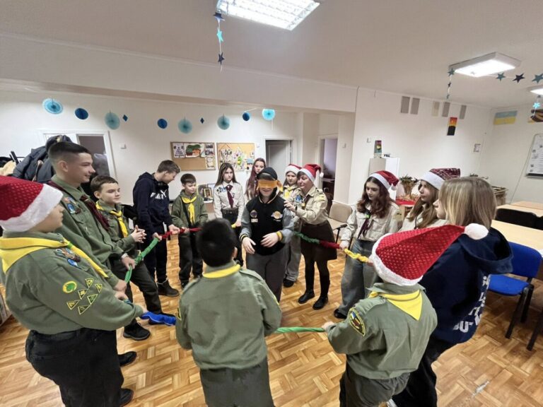 На сходини пластового новацтва в Шяуляй прилетіла Сніжинка Добра