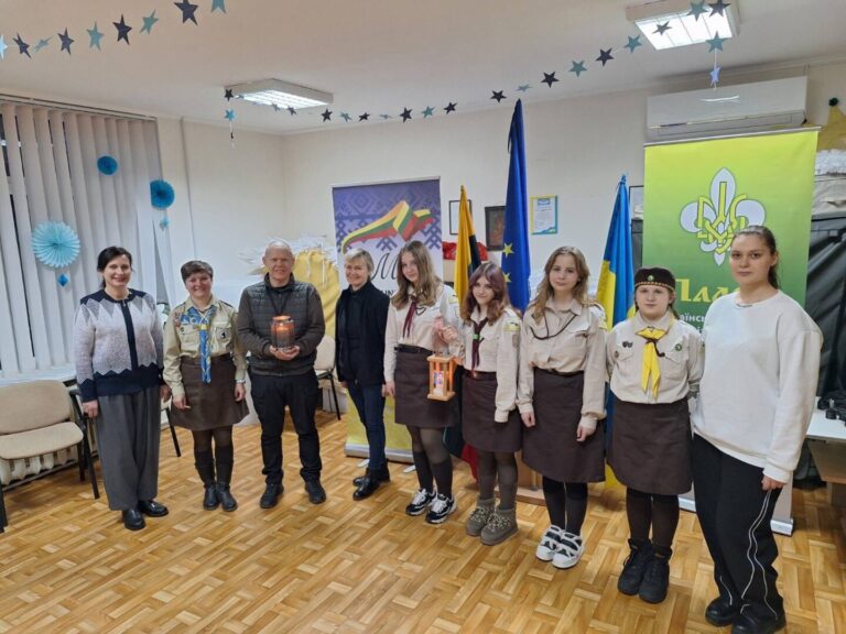 Пластуни Литви передали Вифлеємський Вогонь Миру волонтерам Українського інтеграційного центру “Мальва”