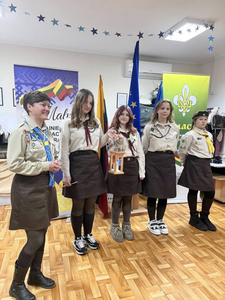 Пластуни Литви передали Вифлеємський Вогонь Миру волонтерам Українського інтеграційного центру “Мальва”