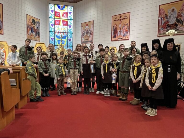 7 грудня 2025 пластуни передали Вифлеємський Вогонь Миру українській громаді Саскатуна