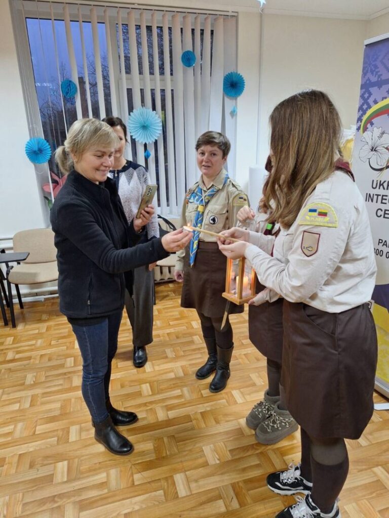 Пластуни Литви передали Вифлеємський Вогонь Миру волонтерам Українського інтеграційного центру “Мальва”