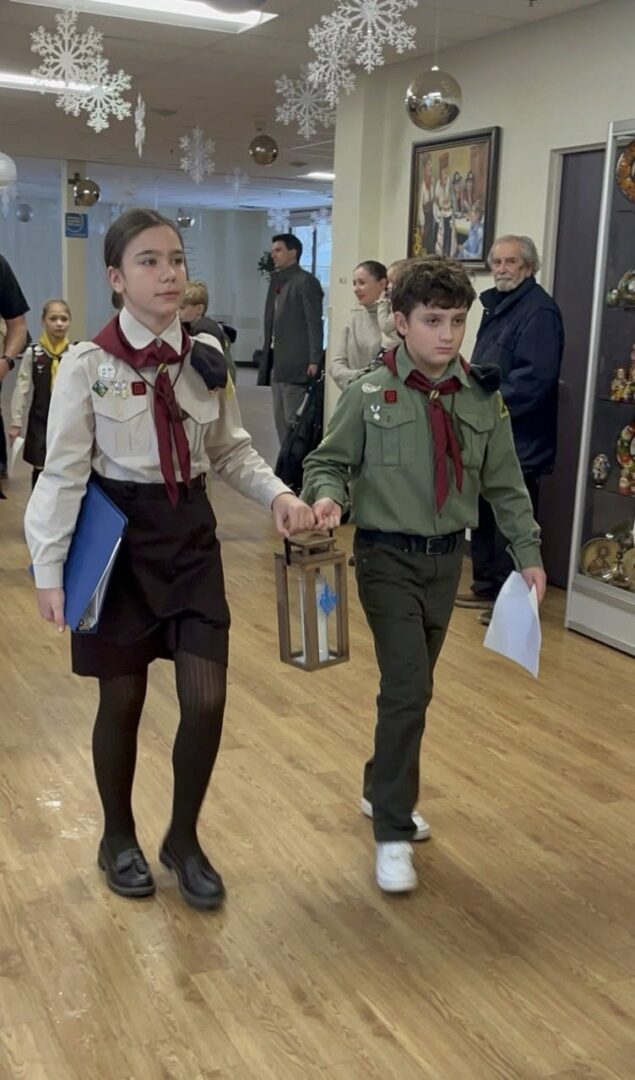 7 грудня 2025 пластуни передали Вифлеємський Вогонь Миру українській громаді Саскатуна