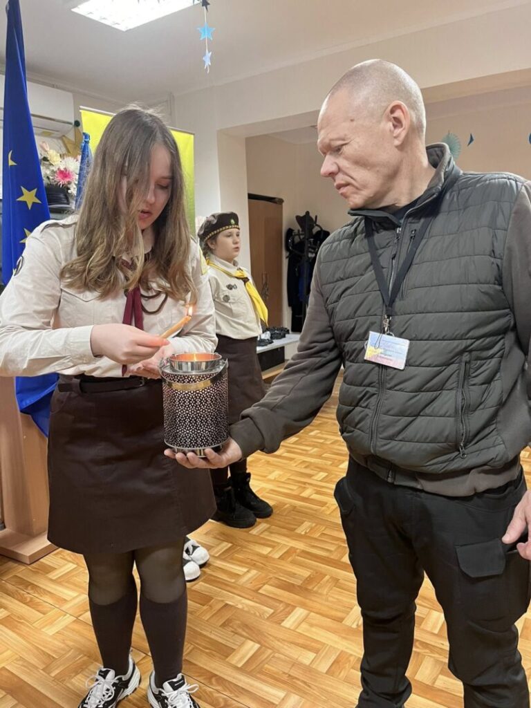 Пластуни Литви передали Вифлеємський Вогонь Миру волонтерам Українського інтеграційного центру “Мальва”