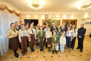 17 грудня 2025  пластуни Праги передали Вифлеємський Вогонь Миру працівникам Посольства