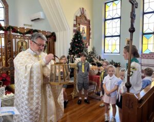 21 грудня 2025 пластуни Квінсленду передали Вифлеємський Вогонь до церков Святої Покрови УГКЦ та Святої Трійці УАПЦ