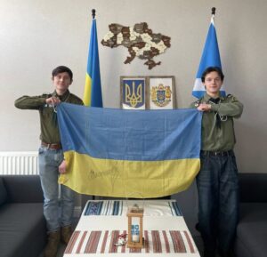 17 грудня 2025 пластуни Единбурга передали Вифлеємський Вогонь Миру до Консульства України