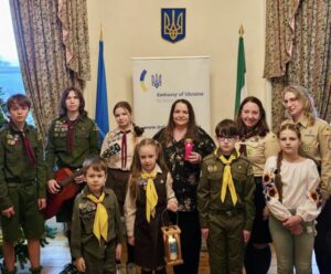 Пластуни передали Вифлеємський Вогонь у Посольство України в Ірландії