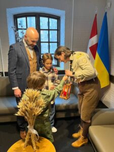 Відбулася передача Вифлеємського Вогню Миру Послу України в Данії