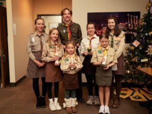 17 грудня 2025 пластуни з осередку в Канзас Сіті отримали Вифлеємський вогонь миру