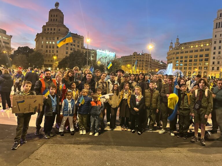 22 лютого 2026 пластуни Барселони вийшли на мітинг до чотириріччя війни