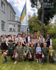 Пластуни Польщі долучилися до підняття прапора в консульському відділі Посольства України у Варшаві